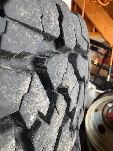 取引中3月末まで値下げ中　【美品バリ目】　225/75R16   アルミホイール付