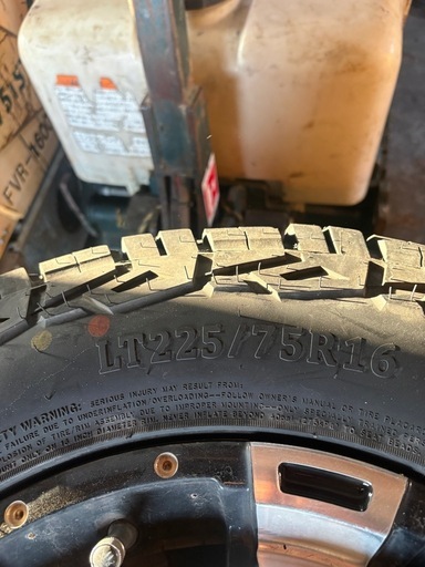 取引中3月末まで値下げ中　【美品バリ目】　225/75R16   アルミホイール付