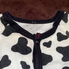 ベビー服（牛柄）の画像