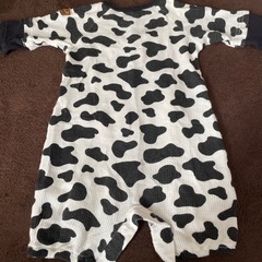 ベビー服（牛柄）の画像