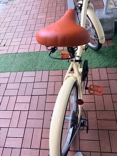 【美品】アイボリーがお洒落な 折りたたみ自転車（6段変速）
