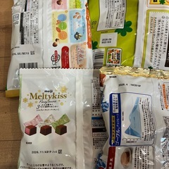 ⑬ お菓子セット　パイの実　アーモンドチョコ　メルティキス　リッツ　アルフォート　アポロの画像