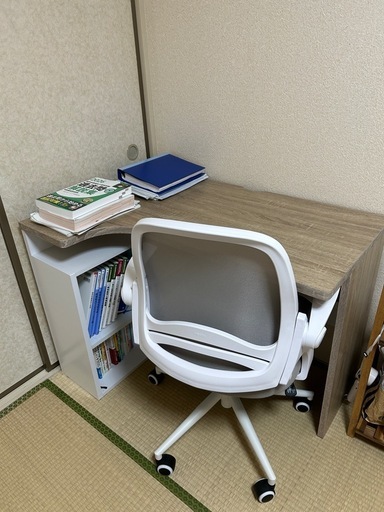 LOWYAの学習机とHBADAのチェアのセット
