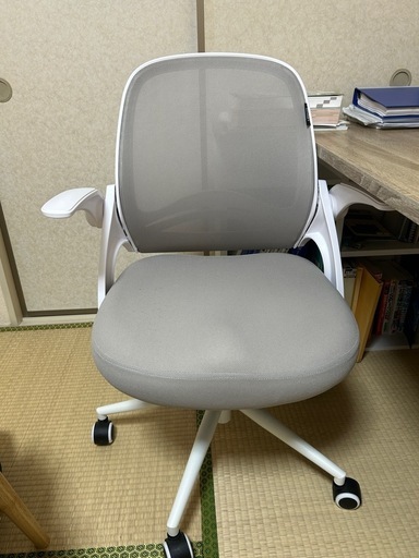 LOWYAの学習机とHBADAのチェアのセット