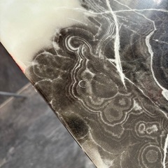 大理石風ダイニングテーブルの画像