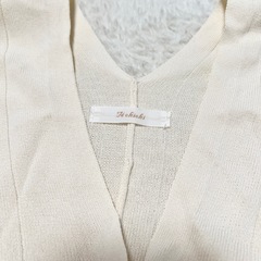 テチチ クリーム色 Vネック バルーンスリーブ カーディガンの画像