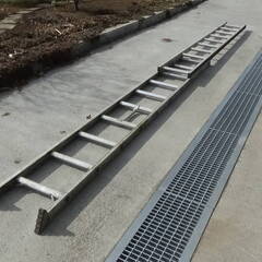 最終 二連梯子 二段梯子 紐なし 約5ｍ70cm 中古品 現状品 引き取り限定の画像