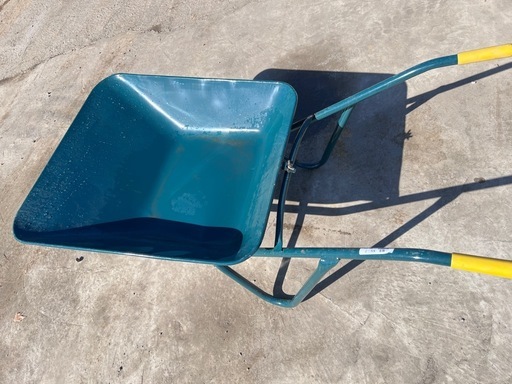 青い浅型一輪車　二才　最大荷重80kg