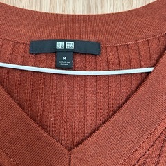 ユニクロ　Mサイズ薄手ニットの画像