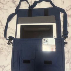 ショルダーバッグ タブレット入れの画像