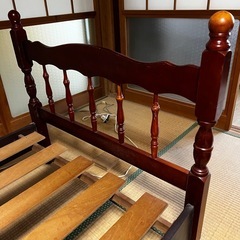 木製ベッドフレームの画像