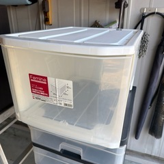 6段収納ケースと衣装ケースの画像