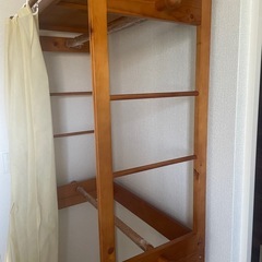 カーテン付木製ハンガーラック2段 キャスター付き の画像