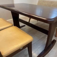 ダイニングテーブルセット(テーブルと椅子3脚)の画像