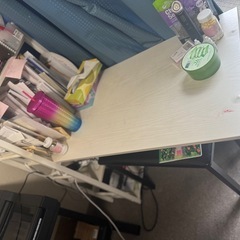 テーブルと椅子の画像