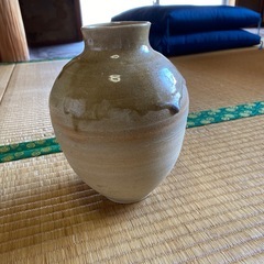 壺　深緑、薄オレンジ、黄土色の画像