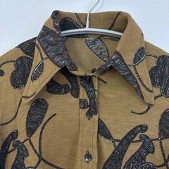 カーキ色？総柄 薄手の襟付きシャツ の画像