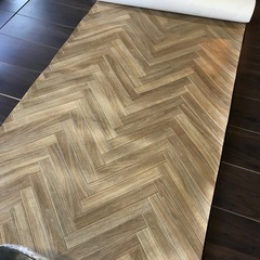 オシャレなヘリンボーン柄のクッションフロアの画像