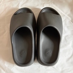 adidas YEEZY SLIDE イージースライド ブラック
の画像