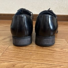 ブラック レザー ドレスシューズ キャップトゥの画像