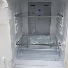 冷蔵庫(配達無料お届け設置出来ます💫都内近郊🚚】信頼のSHARP製137ℓ✨左右開きどっちでもドア❄️自動霜取り機能付き✨除菌クリーニング済の極美品✨他にも冷蔵庫.洗濯機.電子レンジ.オーブン電子レンジ.炊飯器.テーブル&椅子.机&チェアー.ベット&マットレス.ドレッサーなど多種多様な美品が有ります✨お気軽にお問い合わせ下さい💫の画像