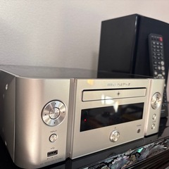 シルバーのmarantz製ミニコンポ、リモコン付き、2018年製。の画像