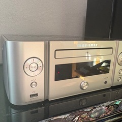 シルバーのmarantz製ミニコンポ、リモコン付き、2018年製。の画像