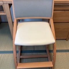 学習机、イス、ライト(カリモク)の画像