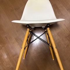 レプリカ？ イームズチェアの画像