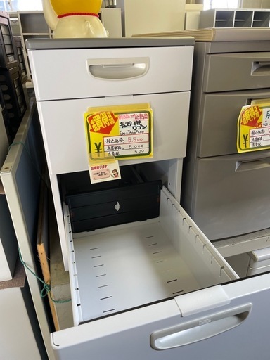 新古品 キャスター付きワゴン　カギなし