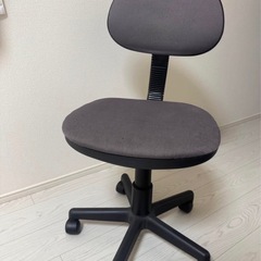 子供用の収納家具+椅子の画像