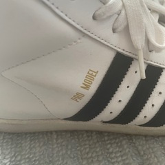 adidas  スニーカーの画像