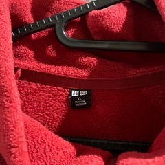 ユニクUNIQLO 赤　フリース　XLサイズの画像
