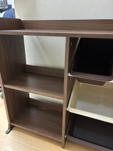 おもちゃ　収納棚　本棚（写真①）