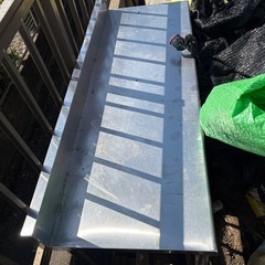 シンク、ステンレス製のテーブル、ソファの画像