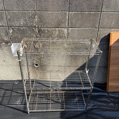 シンク、ステンレス製のテーブル、ソファの画像