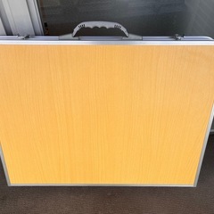 折りたたみテーブルの画像