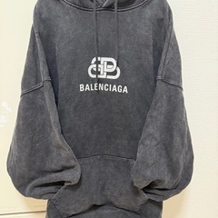 バレンシアガパーカーの画像