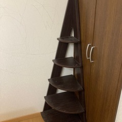 木製コーナー棚の画像