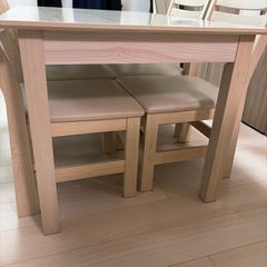 ダイニングテーブルの画像