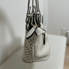 白いカバンの画像