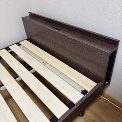 【3月上旬まで】棚付きコンセント付きすのこベッド シングル ブラウン ※自宅引き取り限定の画像