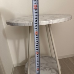 大理石風サイドテーブルの画像