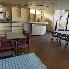 喫茶店で使っていた机や椅子、冷蔵庫、流しの画像