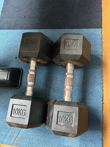 ベンチ台、フレックスベル（32kg）×2、ダンベル（10kg）×2、サイクリングマシン