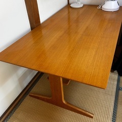 テーブルと椅子のセットの画像