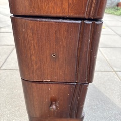 アンティーク調の木製サイドチェストの画像