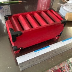 朱色の賽銭箱の画像