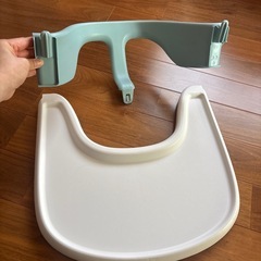 ストッケ　テーブルと座るガードの画像