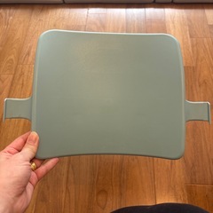 ストッケ　テーブルと座るガードの画像